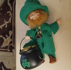 ANNALEE  2017 Leprechaun lush Green Suit with Pot Of Sparkling Gold St.Patricks